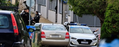 Το 2014 δολοφόνησε τη μητέρα του, σήμερα τον πατέρα του: «Θα σκοτώσω και τα αδέρφια μου» φώναζε στους αστυνομικούς
