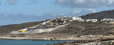 Συνεχίζεται κανονικά το οικολογικό έγκλημα στον Μύτακα της Μήλου: Δείτε βίντεο με το πεντάστερο White Coast