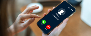 «Άνοιξε θεία, από τη ΔΕΗ είμαστε»: Πώς ψαρεύουν προσωπικά δεδομένα και τηλέφωνα οι συμμορίες της απάτης