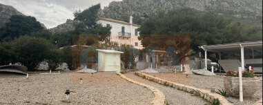 Το μοναχικό κατάλυμα του Μπραντ Πιτ στην Ύδρα: Γιατί επέλεξε το μικρό ξενοδοχείο στο Βλυχό