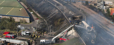 Η στιγμή της ανατροπής και της έκρηξης του φορτηγού που μετέφερε υγροποιημένο αέριο στη Χιλή, δείτε βίντεο