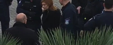 Υποβασταζόμενη και με μπαστούνι στο Εφετείο η Πισπιρίγκου: Αναβλήθηκε η δίκη για τους θανάτους της Ιριδας και της Μαλένας