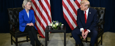 Politico: Ο Τραμπ απειλεί με αντίποινα την Ευρώπη αν δεν αγοράζει και αμερικανικά όπλα