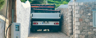 Τα φορτηγά της παραγωγής του Μπραντ Πιτ «σφηνώνουν» στα καλντερίμια της Ύδρας, δείτε βίντεο