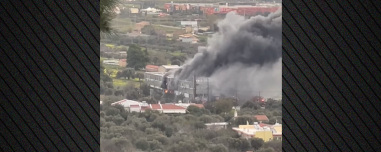 Φωτιά στα Σπάτα, καίγεται αποθήκη επιχείρησης με αθλητικά είδη
