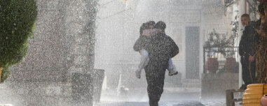 Πώς βρέχει στην Ύδρα για τον Μπραντ Πιτ: Οι πρόβες για την τεχνητή καταιγίδα στα γυρίσματα, δείτε βίντεο και φωτογραφίες