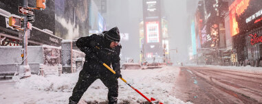 Σε κατάσταση έκτακτης ανάγκης η Νέα Υόρκη που «θάβεται» κάτω από το χιόνι, δείτε βίντεο 
