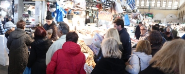 Για τα ψώνια της τελευταίας στιγμής οι καταναλωτές στη Βαρβάκειο,  έχει σχεδόν ξεπουλήσει η αγορά, «τσιμπημένες» οι τιμές σε σχέση με πέρυσι