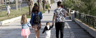 Η Ελλάδα γερνά: Τα τρία σενάρια για τις γεννήσεις το 2050 και οι περιοχές που εκπέμπουν SOS, δείτε πίνακες