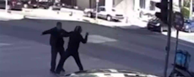 Η στιγμή του άγριου καβγά στην Αχαρνών για την προτεραιότητα: Ο 41χρονος επιτέθηκε με κράνος, ο 70χρονος απάντησε με μαχαίρι