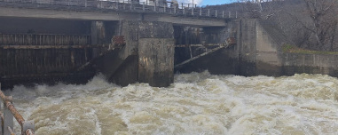 Ορμητικά νερά στο φράγμα του Άρδα περνούν από τη Βουλγαρία στην Ελλάδα, πάνω από 510 κυβικά μέτρα ανά δευτερόλεπτο καταλήγουν στον Έβρο