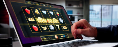 Το νομοσχέδιο για τον παράνομο τζόγο: Φρένο στα «γκρίζα links», τι αλλάζει για influencers, ιστοσελίδες και internet cafe