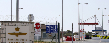 Tο Ιράν χτύπησε τον διάδρομο προσγείωσης στη βάση της RAF στο Ακρωτήρι της Κύπρου, λέει το Λονδίνο