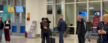 «Βλέπαμε τους πυραύλους να περνούν στον ουρανό, ζήσαμε την κόλαση»: Έφτασαν άλλοι 122 Έλληνες από το Ομάν και το Άμπου Ντάμπι, συγκινητικές στιγμές στο αεροδρόμιο, βίντεο 