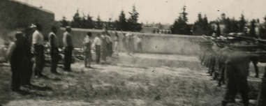 Κοιτώντας τον θάνατο στα μάτια: Η συγκλονιστική φωτογραφία από την εκτέλεση των 200 στην Καισαριανή