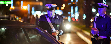 Οδηγός έτρεχε με 150 στα Καλύβια, μεθυσμένος, χωρίς δίπλωμα, έβρισε και απείλησε τους αστυνομικούς που τον συνέλαβαν