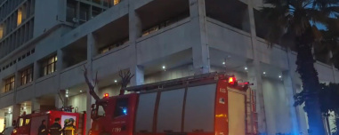 Ελεγχόμενη έκρηξη στο σακίδιο του Σουδανού που απειλούσε ότι είχε εκρηκτικά  έξω από τη ΓΑΔΑ - Στα χέρια του κρατούσε αντικείμενο που έμοιαζε με χειροβομβίδα