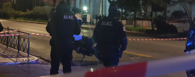 Δείτε τη στιγμή της ελεγχόμενης έκρηξης στο σακίδιο του Σουδανού που απειλούσε να ανατιναχθεί  έξω από τη ΓΑΔΑ - Είχε δύο πλήρως λειτουργικές χειροβομβίδες