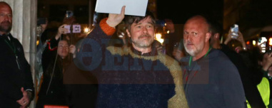 Παρασκήνια από την επίσκεψη Μπραντ Πιτ στο δημαρχείο: «Θέλω κι εμένα να με περιμένετε κάθε πρωί στην πόρτα» είπε ο Δούκας στις υπαλλήλους