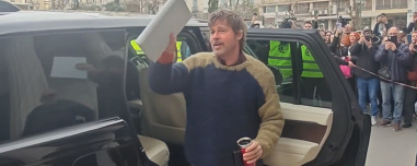 Ο Μπραντ Πιτ μπαίνει στο δημαρχείο στην πλατεία Κοτζιά και χαιρετά τους συγκεντρωμένους θαυμαστές του: Hello guys!