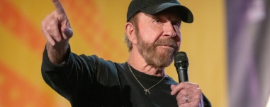 Τσακ Νόρις: Ο βετεράνος κινηματογραφικός κομάντο, οι πολεμικές τέχνες και τα ανέκδοτα που τον έκαναν θρύλο