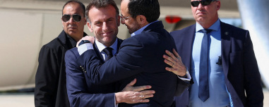 «Η αγκαλιά που ντρόπιασε τον Στάρμερ»: Τι γράφουν οι Άγγλοι για την επίσκεψη Μακρόν στην Κύπρο