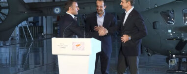 Προειδοποίηση Μητσοτάκη για ασύμμετρες απειλές λόγω πολέμου, συνοδεία εμπορικών πλοίων προανήγγειλε ο Μακρόν μετά την τριμερή στην Πάφο