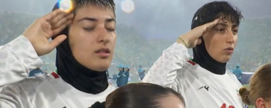 Από τις σκάλες, κάτω από τη μύτη των φρουρών τους, το 'σκασαν οι Ιρανές ποδοσφαιρίστριες: Δείτε βίντεο από τη δραματική απόδραση