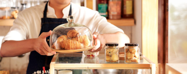 Με αυξήσεις 12% στους μισθούς η νέα κλαδική σύμβαση για 500.000 εργαζομένους σε εστιατόρια, μπαρ, καφετέριες, δείτε παραδείγματα