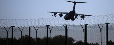 Η Βρετανία έδωσε άδεια στις ΗΠΑ να χρησιμοποιούν τις βάσεις της για πλήγματα κατά του Ιράν - «Καμία διαπραγμάτευση για τα Στενά του Ορμούζ» λέει η Τεχεράνη