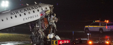 Αεροσκάφος συγκρούστηκε με πυροσβεστικό όχημα στο αεροδρόμιο LaGuardia της Νέας Υόρκης, νεκρός ο πιλότος και ο συγκυβερνήτης