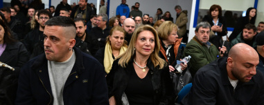 Ένταση και φωνές στη δίκη για τα Τέμπη από οργισμένους συγγενείς: Μόνο ένας από τους κατηγορούμενους στην αίθουσα, live οι εξελίξεις