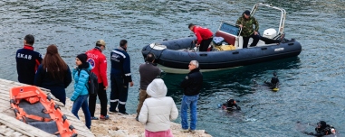 Ώρες αγωνίας για τον 34χρονο δύτη που χάθηκε σε θαλάσσιο πηγάδι βάθους 28 μέτρων στα Λιμανάκια Βουλιαγμένης