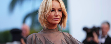 Η Αντριάνα Σκλεναρίκοβα κατηγορεί τον εν διαστάσει σύζυγό της και πατέρα της κόρης της για κακοποίηση και εκβιασμό