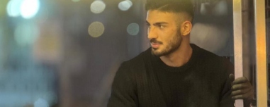 Ποιος είναι ο Τούρκος καστανάς που κάνει θραύση στο TikTok, τον αποκαλούν «αξιοθέατο» της Κωνσταντινούπολης και σχηματίζουν ουρές για να τον δουν