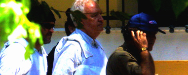 Η σύλληψη του αρχηγού της 17 Νοέμβρη και η αποκάλυψη ότι ο Γιωτόπουλος είχε καθίσει στο ίδιο τραπέζι με τον Κωστή Περατικό, τον άνθρωπο που κατόπιν σκότωσε