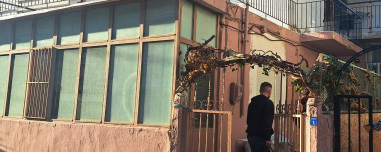 Ημίγυμνη με μια ζώνη στον λαιμό βρέθηκε νεκρή η 59χρονη στον Εύοσμο, ήταν στην Ελλάδα για το μνημόσυνο του παιδιού της
