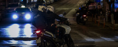 Καταδίωξη διαρρηκτών με πυροβολισμούς στη Βάρη: Πήγαν να εμβολίσουν τους αστυνομικούς