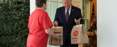 Σόου Τραμπ on camera: Παρήγγειλε fast food στον Λευκό Οίκο, έδωσε φιλοδώρημα 100 δολάρια στη διανομέα, βίντεο και φωτογραφίες