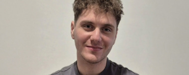 Υποτροφία σε μαθητή που για έξι χρόνια πήγαινε με καΐκι σχολείο από τον Κάλαμο στον Μύτικα: Να έχετε κουράγιο, επιμονή και υπομονή λέει στους νέους