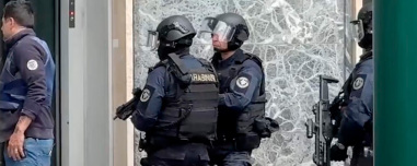 Κινηματογραφική ληστεία σε τράπεζα στη Νάπολη: Οι δράστες φορούσαν μάσκες ηθοποιών, κράτησαν ομήρους, άδειασαν τις θυρίδες και έφυγαν από τούνελ
