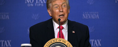 Ο αποκλεισμός του Ιράν θα τερματιστεί όταν υπογραφεί η συμφωνία, λέει ο Τραμπ - Επιμένει ότι το εμπλουτισμένο ουράνιο θα μεταφερθεί στις ΗΠΑ