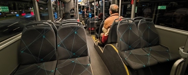 Ηλικιωμένη ξέχασε τσάντα με 30.000 ευρώ, χρυσές λίρες και κοσμήματα μέσα στο λεωφορείο 856 και της επιστράφηκε ανέγγιχτη