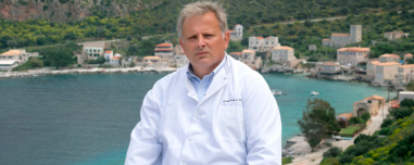 Ο βραβευμένος γιατρός Ανάργυρος Μαριόλης στον Δανίκα: Έχω επενδύσει τα πάντα στο βλέμμα των ασθενών, με κάνουν κάθε μέρα καλύτερο άνθρωπο