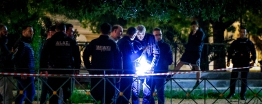 Ο υψηλόβαθμος αξιωματικός της ΕΛΑΣ πήγε για τον νεκρό από το μαχαίρωμα στον Άγιο Δημήτριο χωρίς να ξέρει ότι είναι ο γιος του, πού στρέφονται οι έρευνες