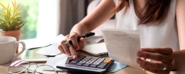 Επιδόματα και ρυθμίσεις χρεών: Το εισόδημα-κλειδί για ενισχύσεις και οι νέες λύσεις για όσους χρωστούν σε Δημόσιο και τράπεζες