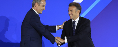 Politico: Nέα ευρωομόλογα για επενδύσεις και παράταση στην αποπληρωμή του Ταμείου Ανάκαμψης ζητούν Μακρόν και Μητσοτάκης 