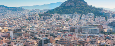 Φταίει ο Καραμανλής; Το «έπος» της αντιπαροχής, πώς η Αθήνα γέμισε πολυκατοικίες