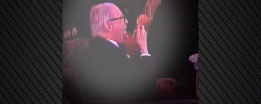 Ατάραχος άνδρας τρώει τη σαλάτα του ενώ πέφτουν πυροβολισμοί στο δείπνο του Λευκού Οίκου: «Δεν θα ξάπλωνα με το νέο μου σμόκιν στο βρώμικο πάτωμα»