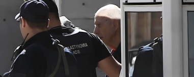 Για τρία κακουργήματα η δίωξη στον 89χρονο πιστολέρο - «Αν ήθελα θα τους σκότωνα αλλά το έκανα για τον ντόρο γιατί δεν βρίσκω το δίκιο μου» είπε στους αστυνομικούς